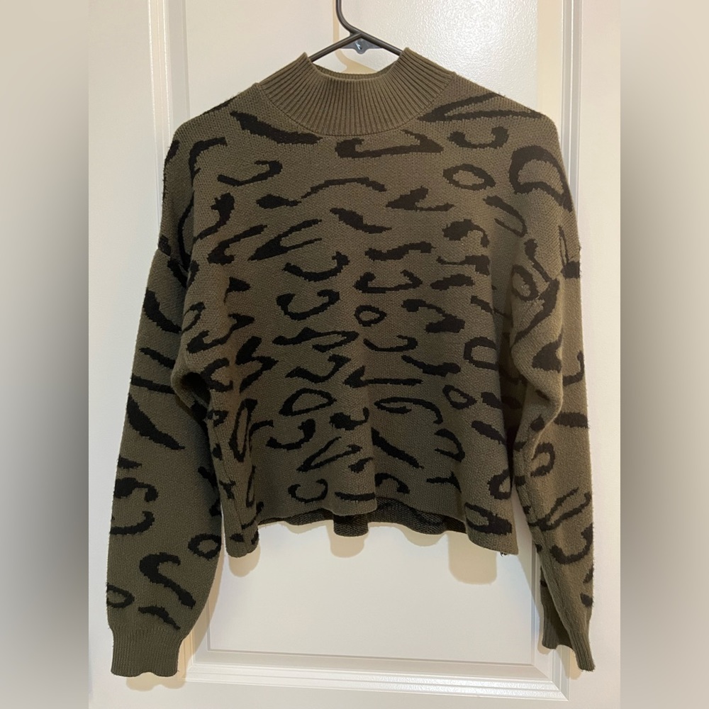 Crop top size small, wore maybe twice. Super cute paired with high waist jeans.